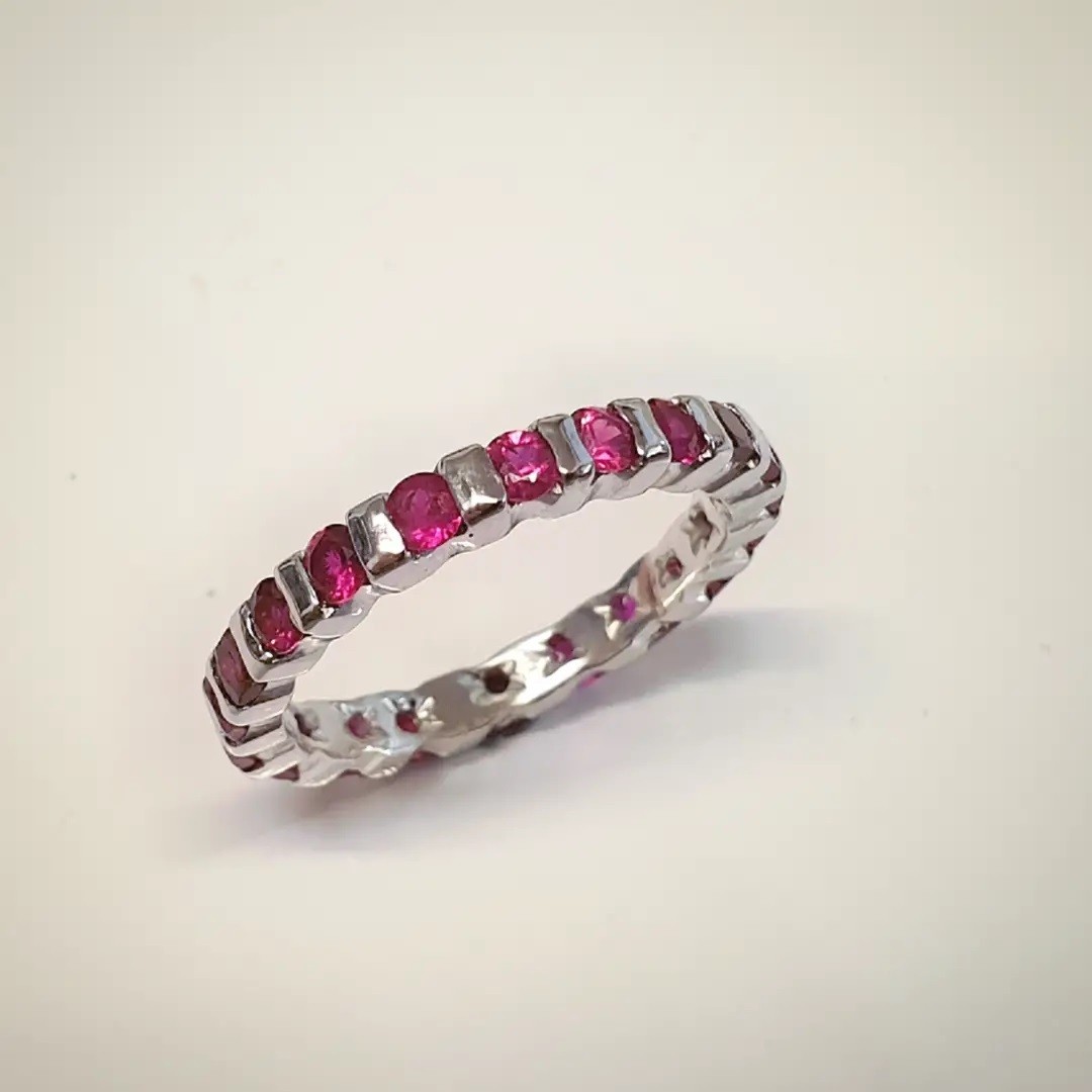 Bague Tour complet rubis sur or blanc rhodié Bague Tour complet rubis sur or blanc rhodié