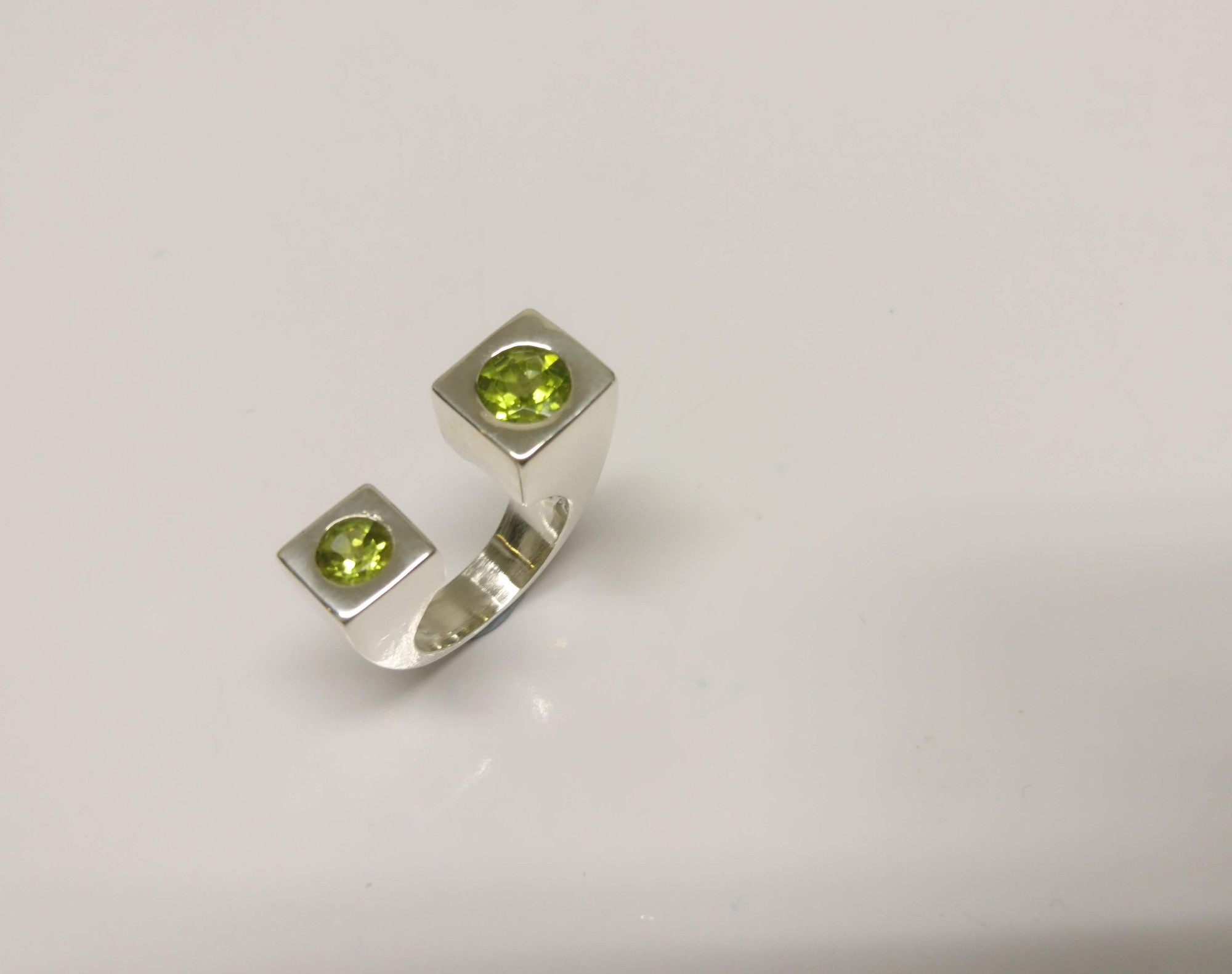 Bague en argent et péridot Bague en argent et péridot