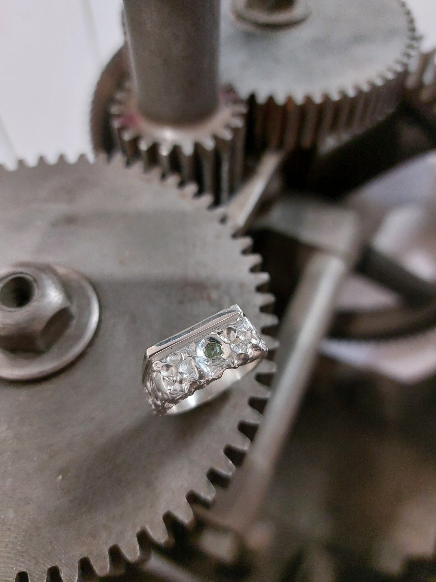 Bague en argent et saphir vert Bague en argent et saphir vert