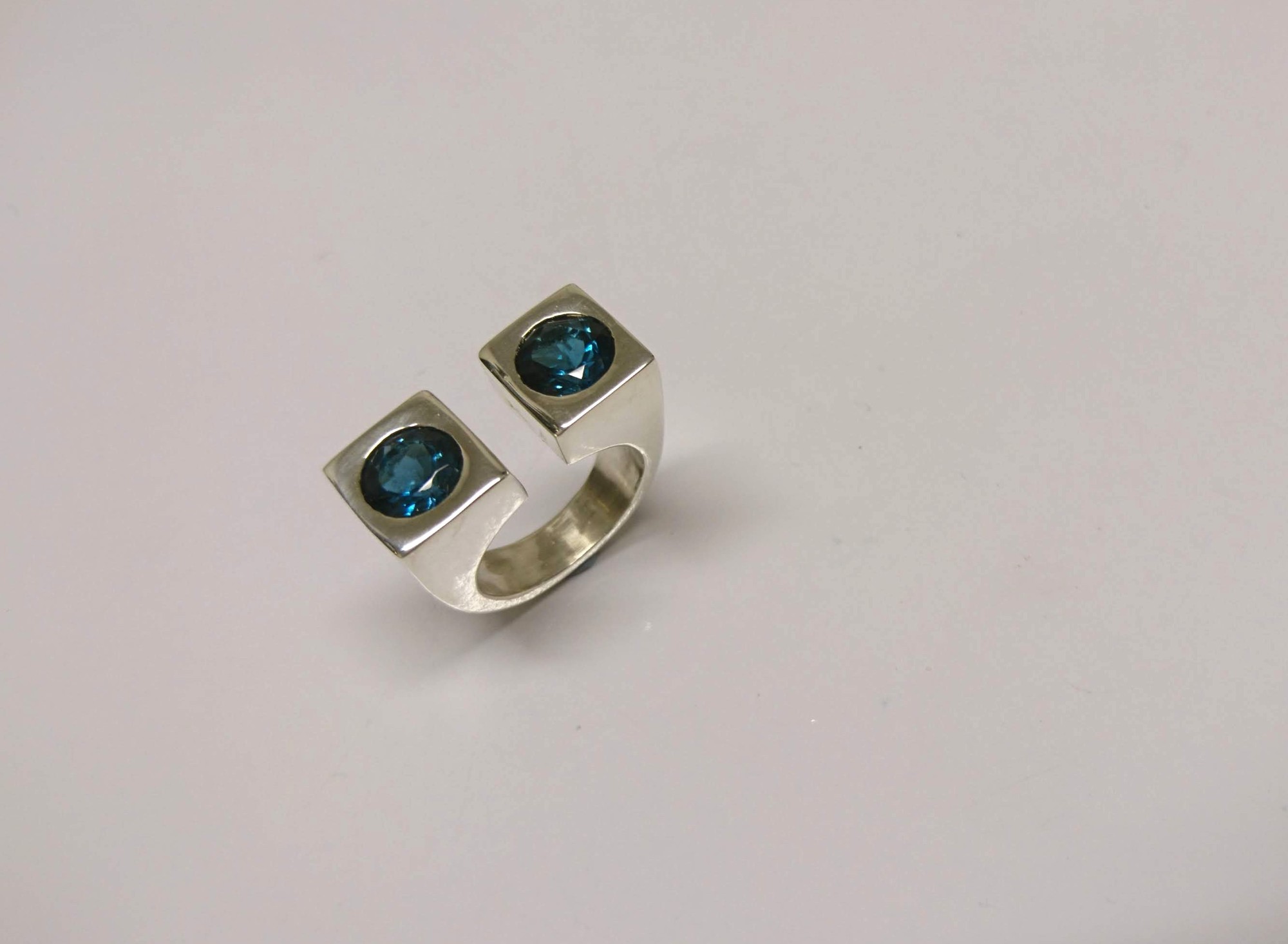 Bague en argent et topazes Bague en argent et topazes
