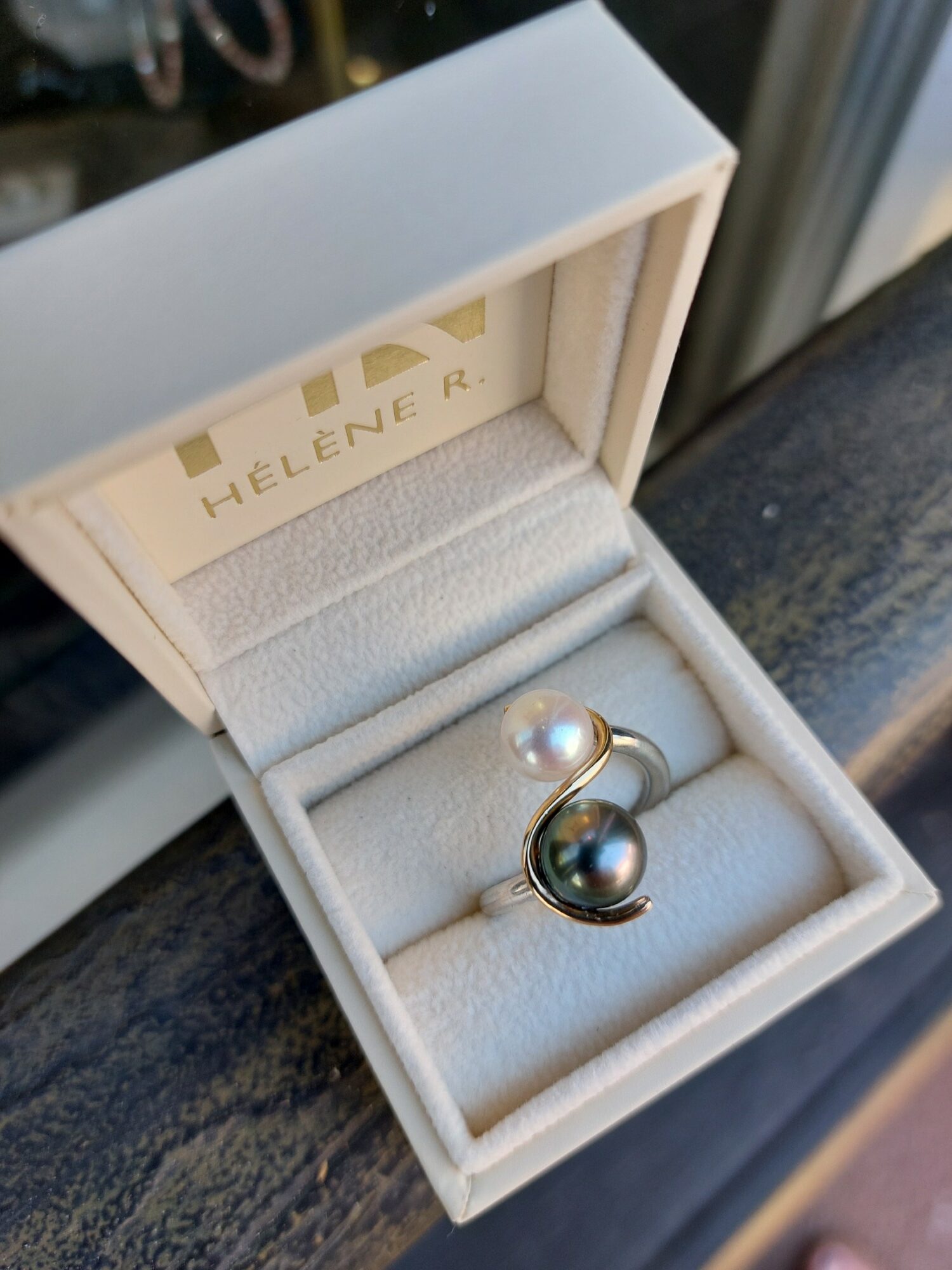Bague en argent, or, perle de Tahiti et perle Akoya Bague en argent, or, perle de Tahiti et perle Akoya