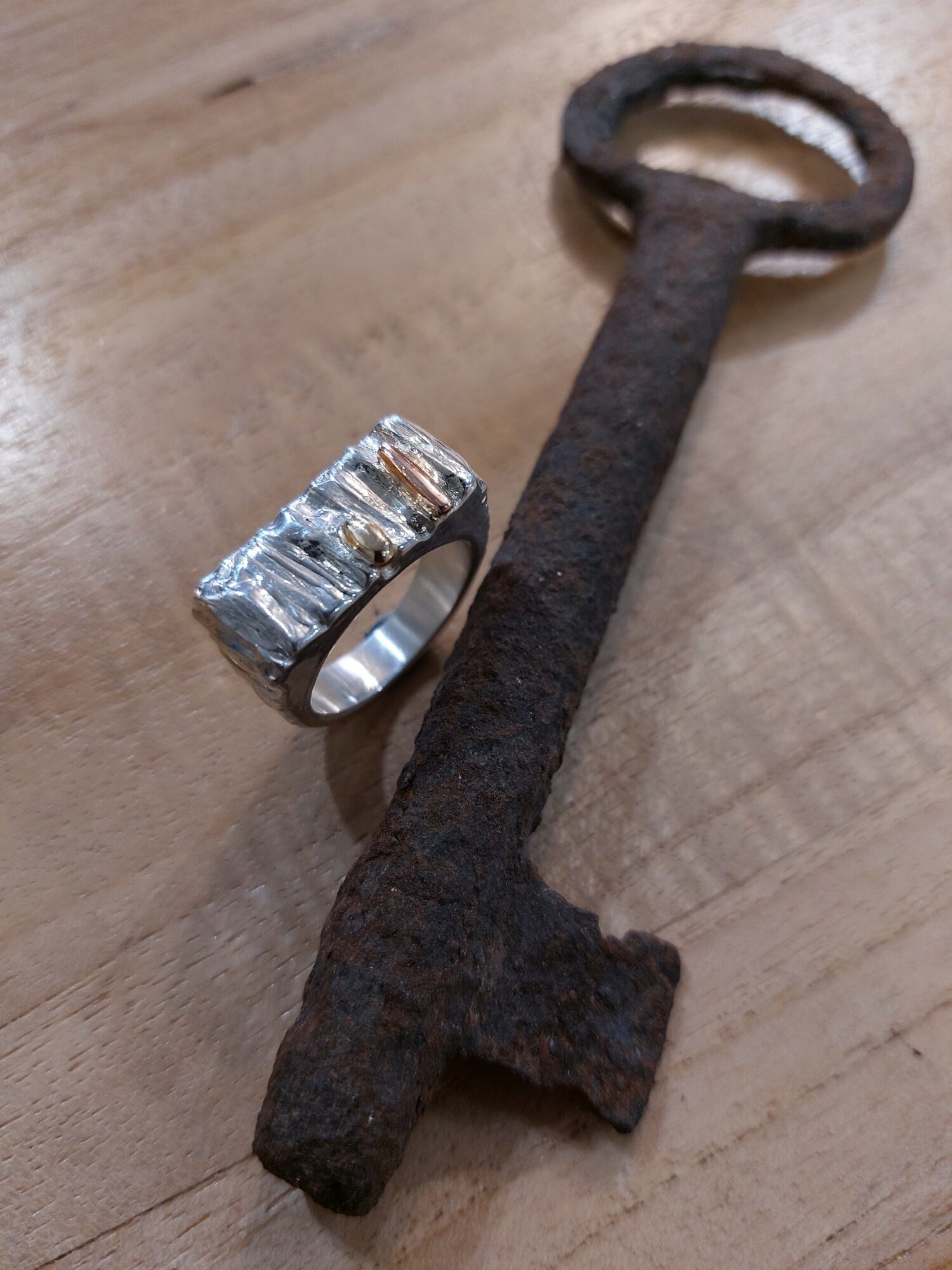 Bague en argent, or rose et or jaune Bague en argent, or rose et or jaune