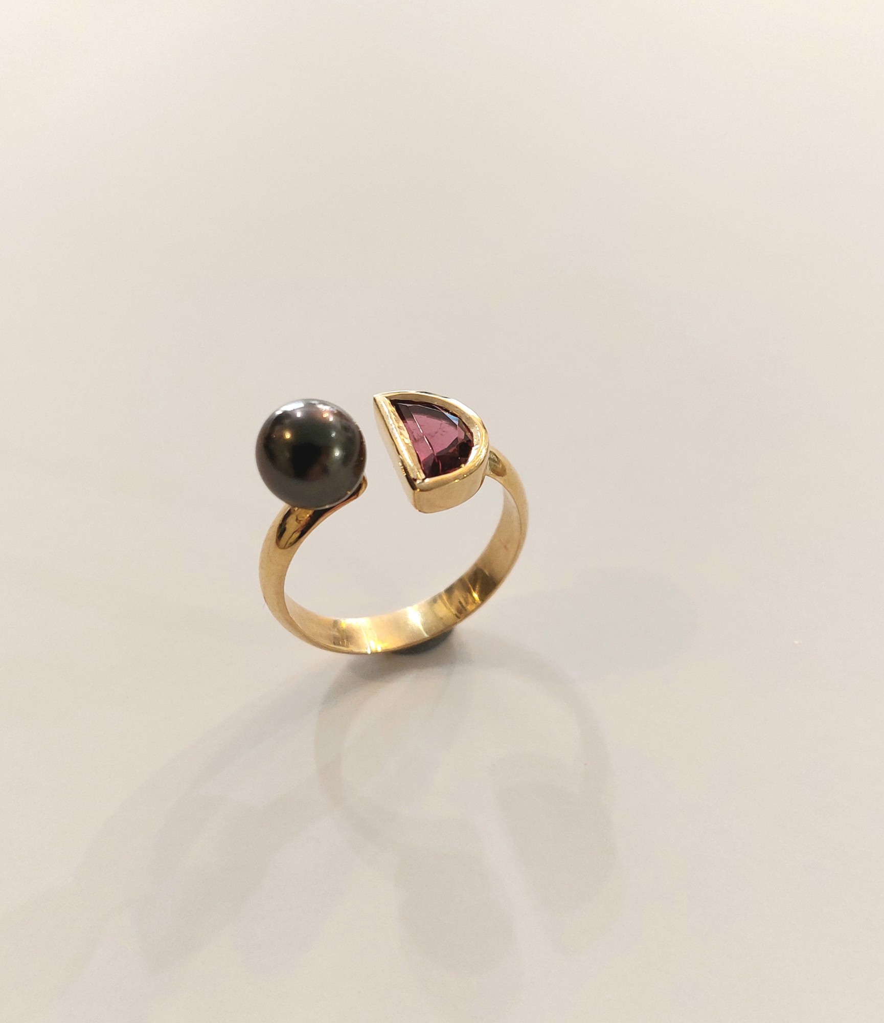 Bague en or jaune perles de Tahiti et rhodolite Bague en or jaune perles de Tahiti et rhodolite
