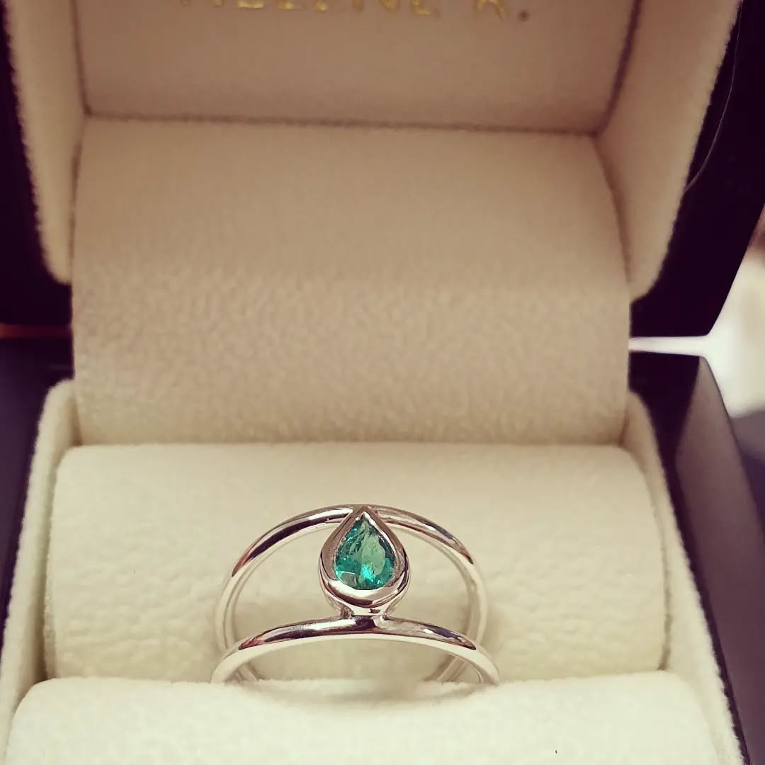 Bague en or blanc rhodié avec l’émeraude d’une cliente Bague en or blanc rhodié avec l'émeraude d'une cliente