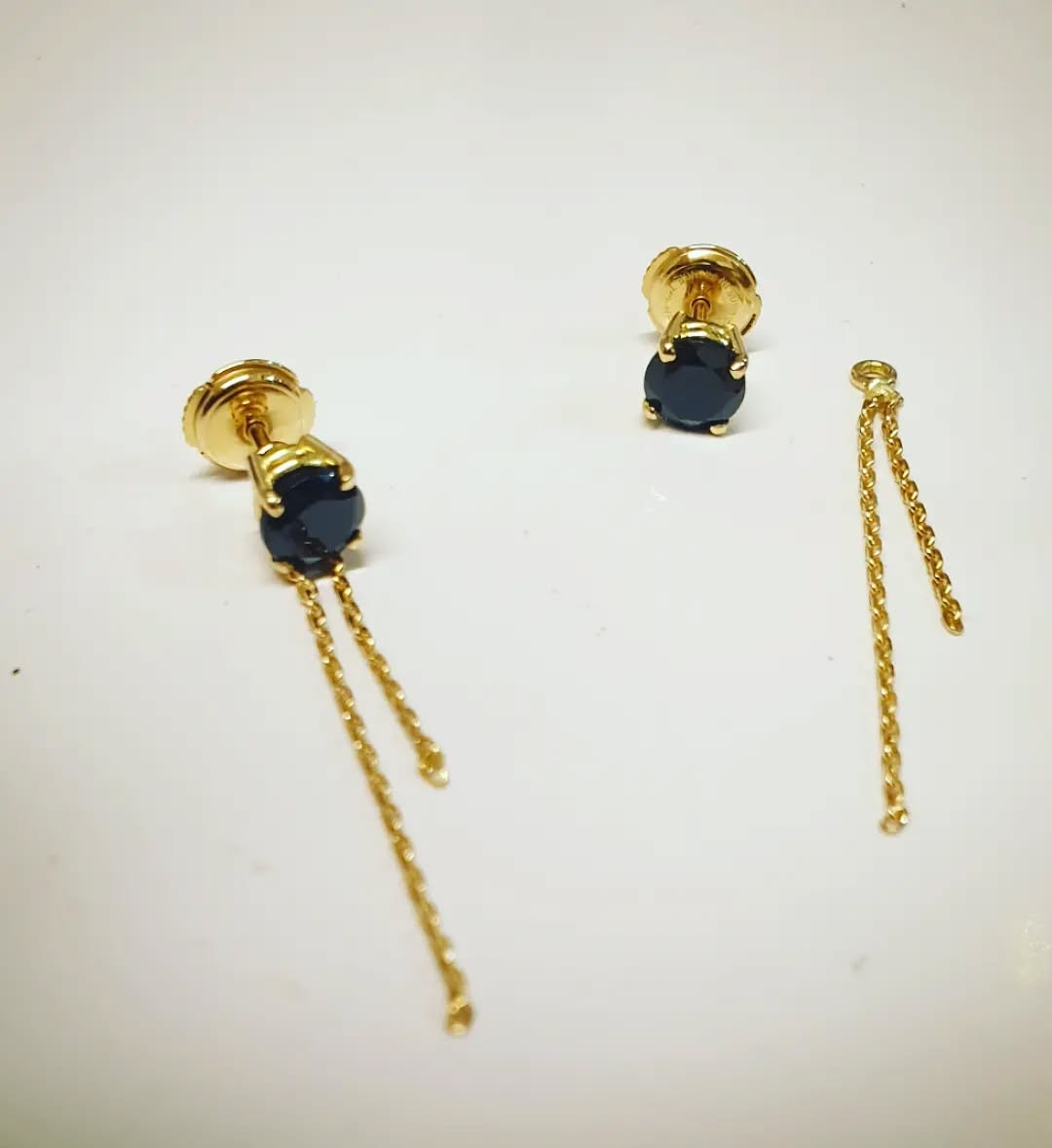 Boucles d’oreilles or jaune et spinelles noirs Boucles d'oreilles or jaune et spinelles noirs