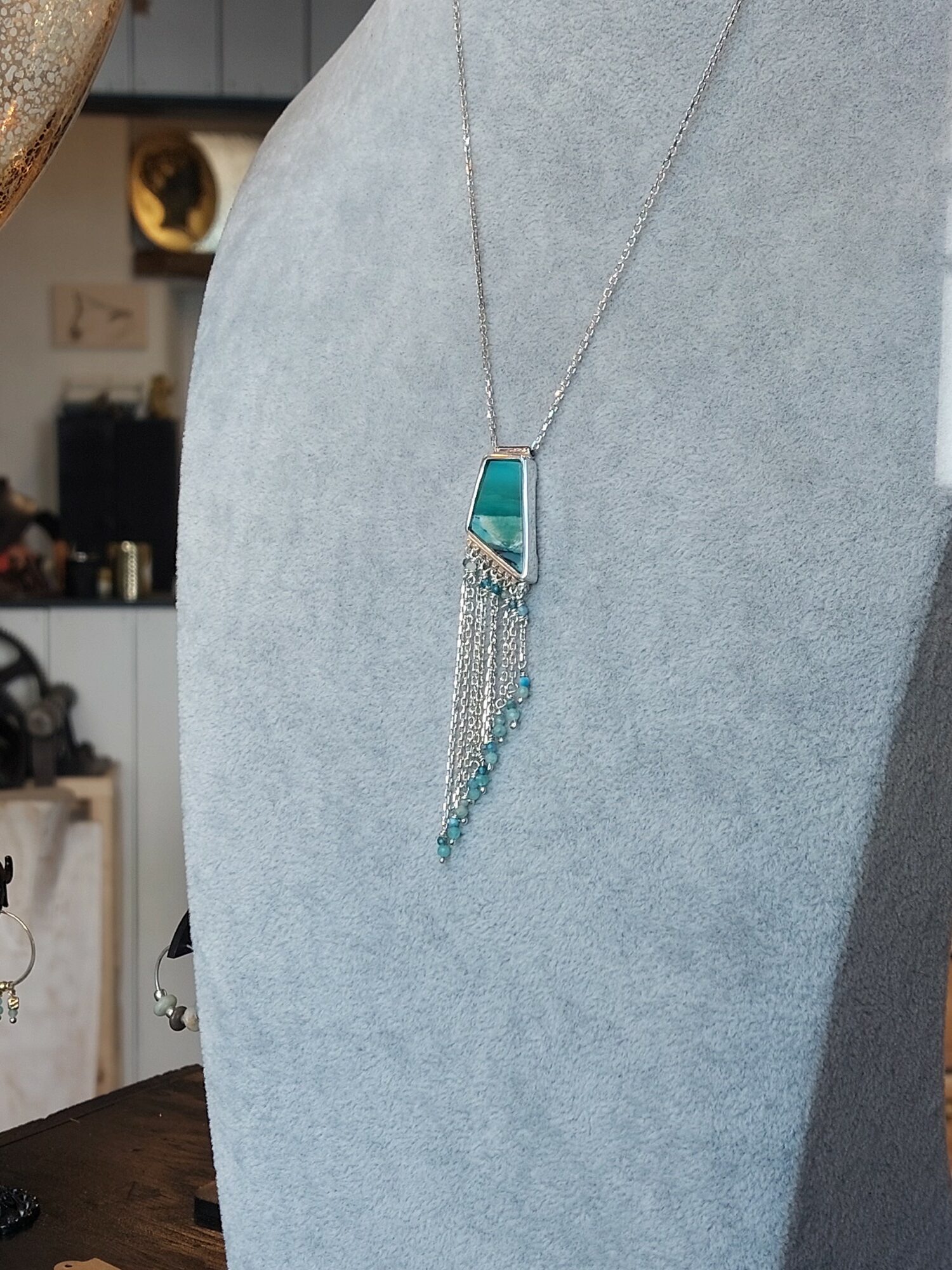 Collier en argent et bois opalisé Collier en argent et bois opalisé