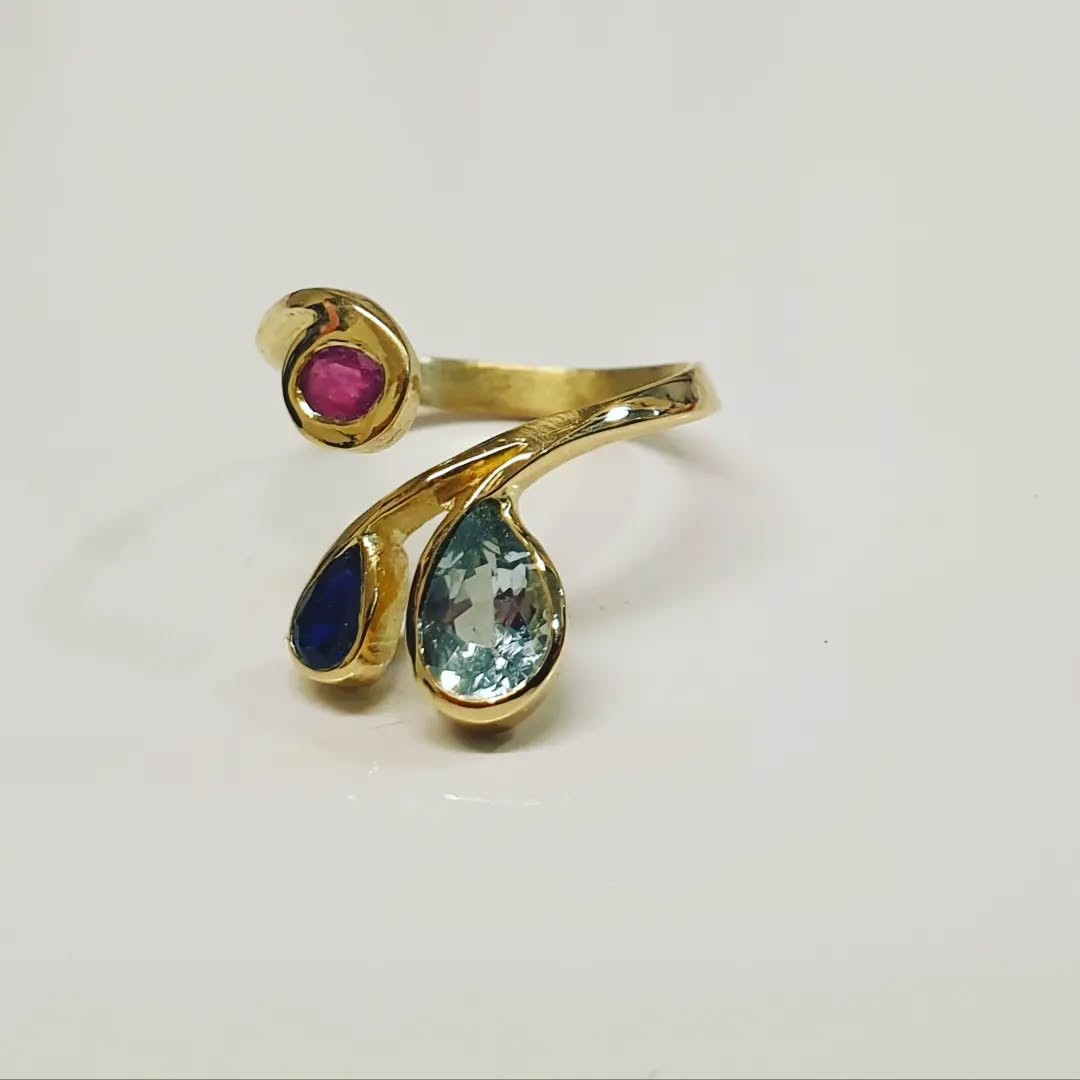 Dans les Etoiles bague en or jaune saphir étoilé Dans les Etoiles bague en or jaune saphir étoilé