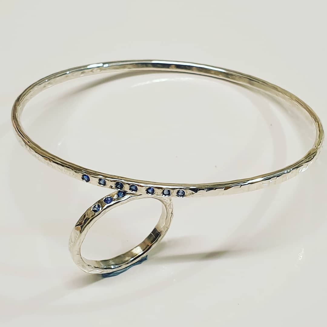 Duo de saphirs, bracelet et bague en argent avec saphirs bleus Duo de saphirs, bracelet et bague en argent avec saphirs bleus