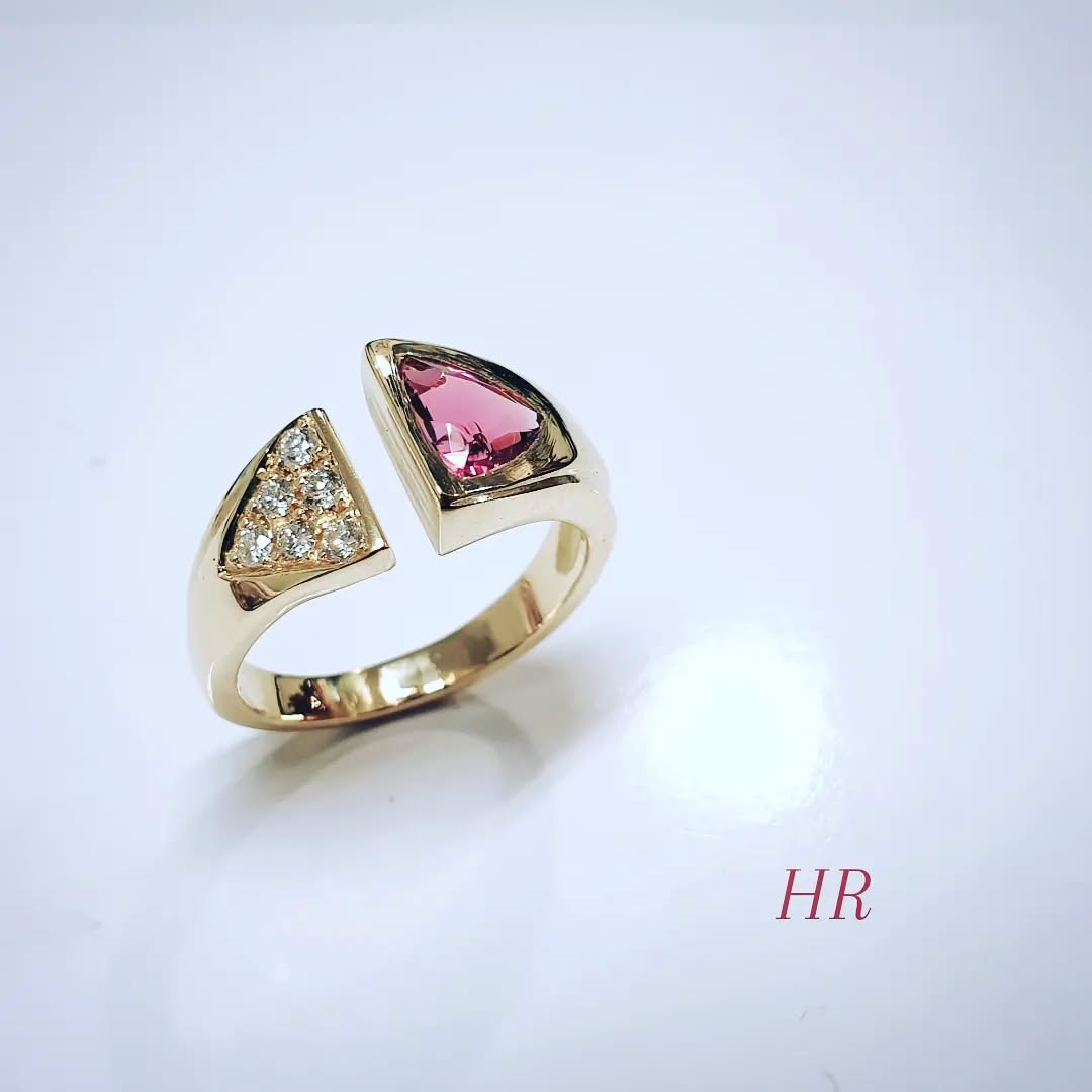 Pavage de Diamants et Rubellite trillion, sur une monture en or jaune 750-1000è Pavage de Diamants et Rubellite trillion, sur une monture en or jaune 750-1000è
