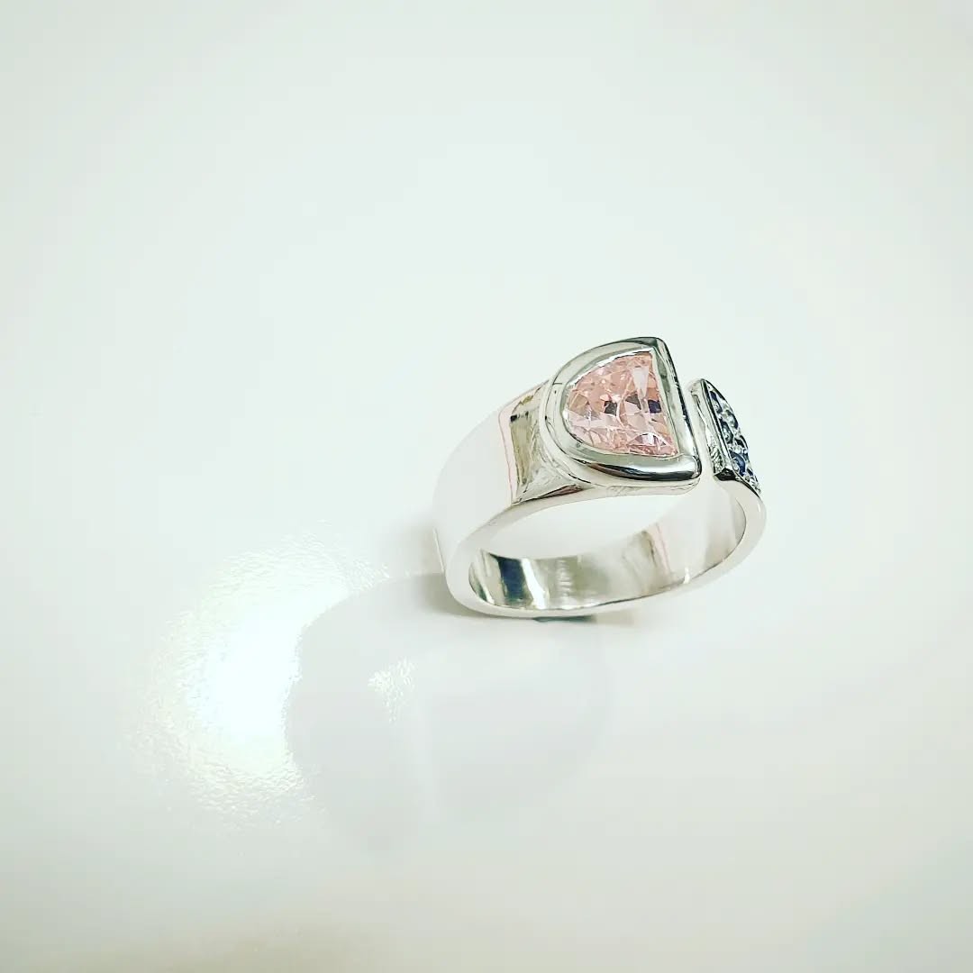 Quartz Vs Saphirs bague argent rhodié quartz rose taillé en demi lune saphirs bleus Quartz Vs Saphirs bague argent rhodié quartz rose taillé en demi lune saphirs bleus