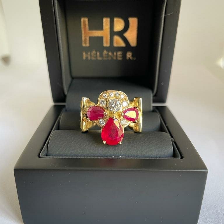 Bague 4 carats de rubis et 1 carat de diamant Bague 4 carats de rubis et 1 carat de diamant
