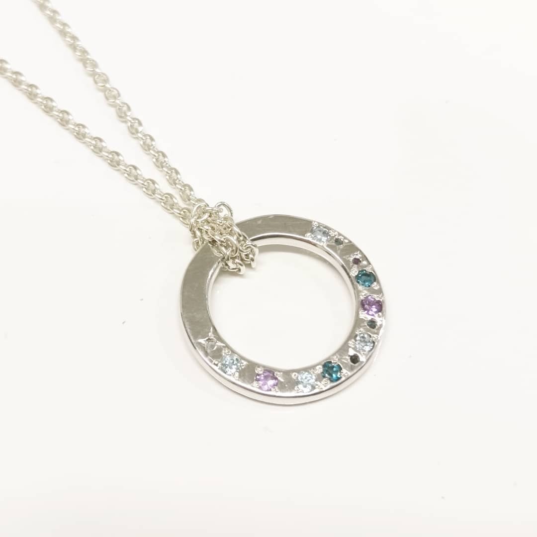 Collier en argent orné de topazes blue London, blue Sky, améthystes Collier en argent orné de topazes blue London, blue Sky, améthystes