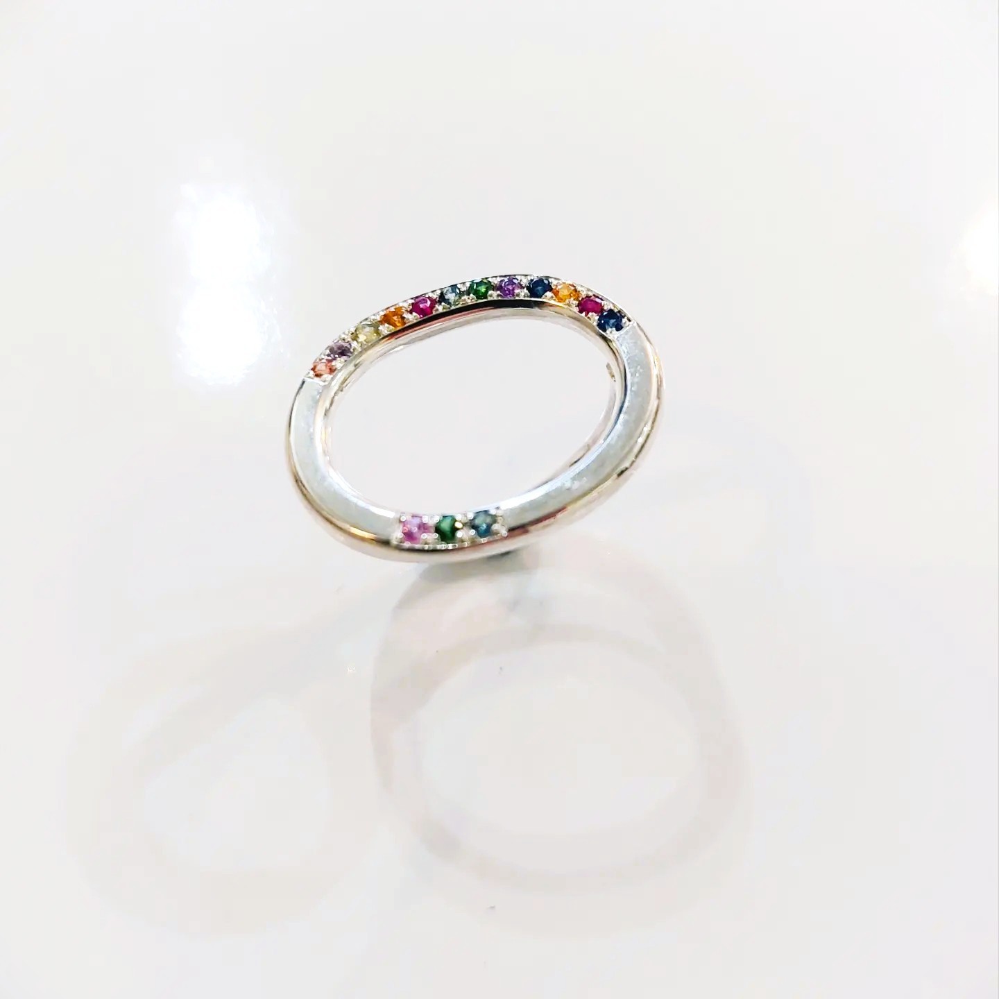 Bague en argent et pavages de saphirs de couleurs Bague en argent et pavages de saphirs de couleurs